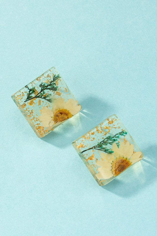 Square resin stud earrings with dried daisy flower